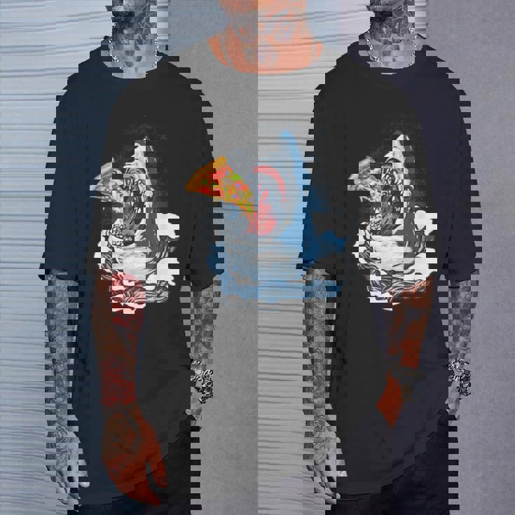 サメが食べるピザ サメグッズ ジョーズ Tシャツ 彼への贈り物