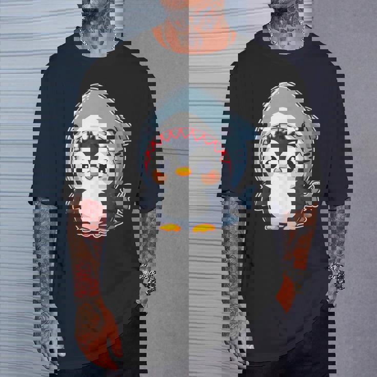 サメのコスチュームを着た面白いペンギン Tシャツ 彼への贈り物