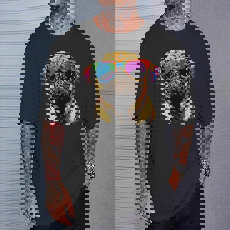 サングラスとパグベージュ犬愛カーリンかわいいパグ Tシャツ 彼への贈り物