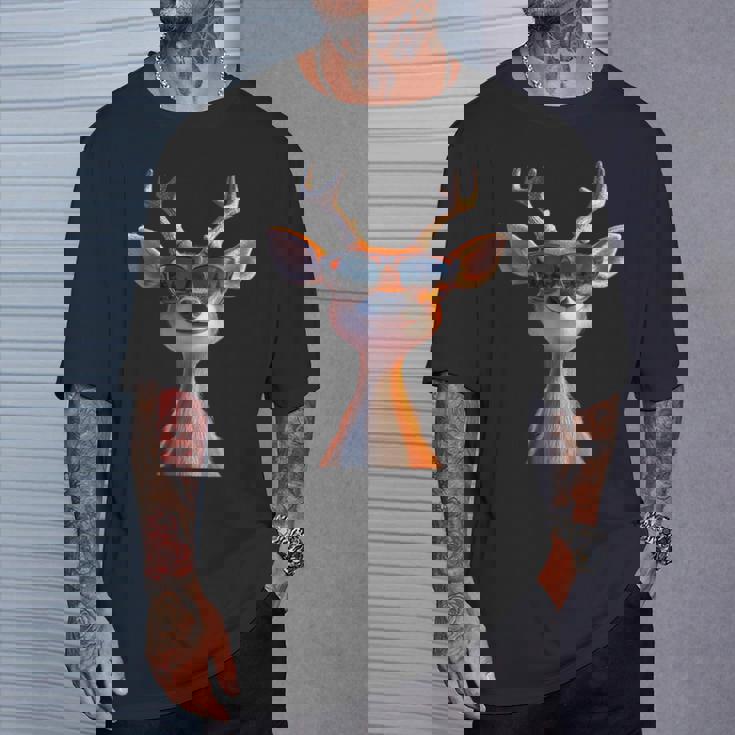 サングラスの角を持つ雄鹿狩猟鹿トナカイ赤鹿 Tシャツ 彼への贈り物