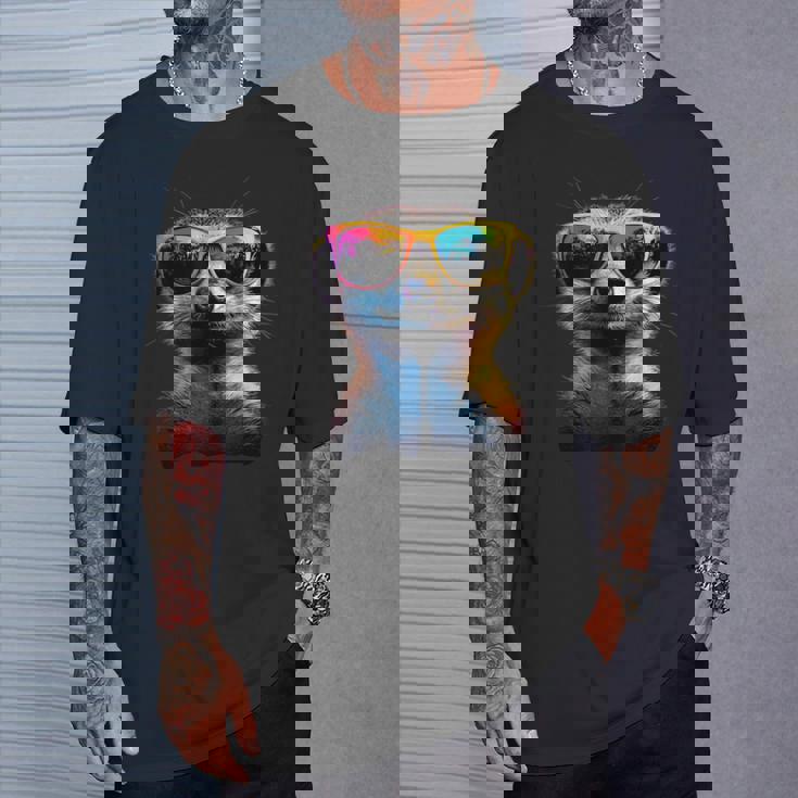 サングラスをかけたミーアキャット カラフルかわいいミーアキャット Tシャツ 彼への贈り物