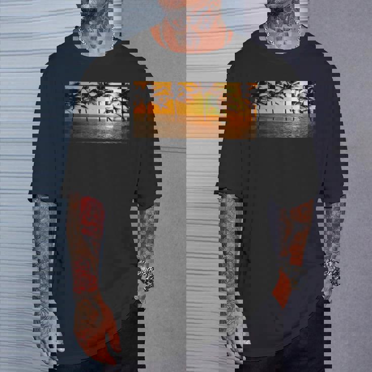 サンセット ビーチ ヤシの木 クール 海 サーフィン Tシャツ 彼への贈り物