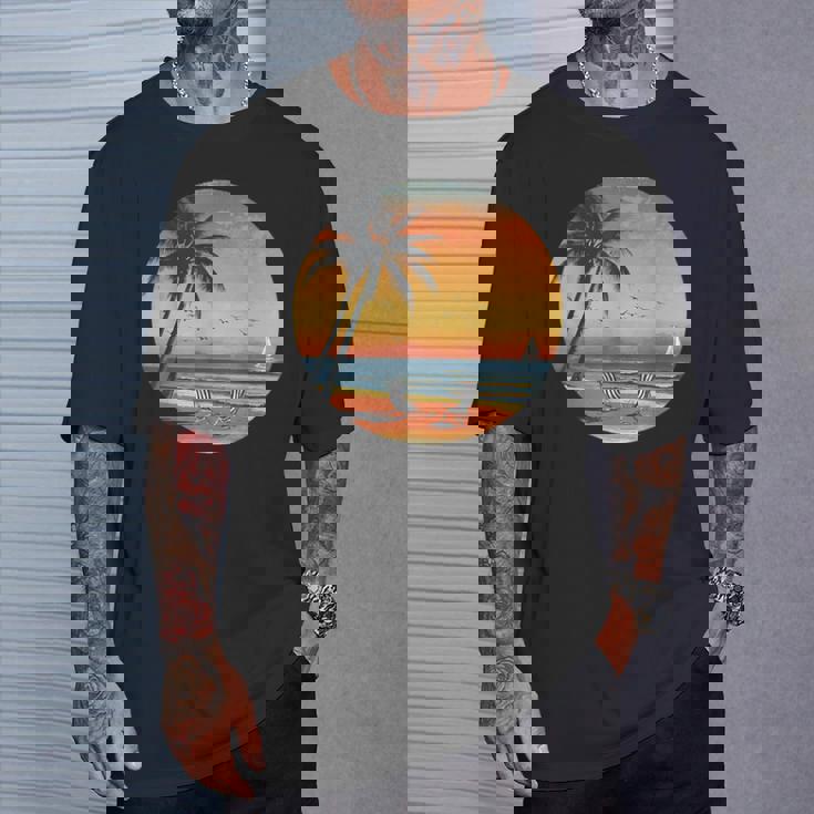 サンセット ビーチ ヤシの木 夏 バイブ レトロ トロピカル 夏 ビーチ Tシャツ 彼への贈り物