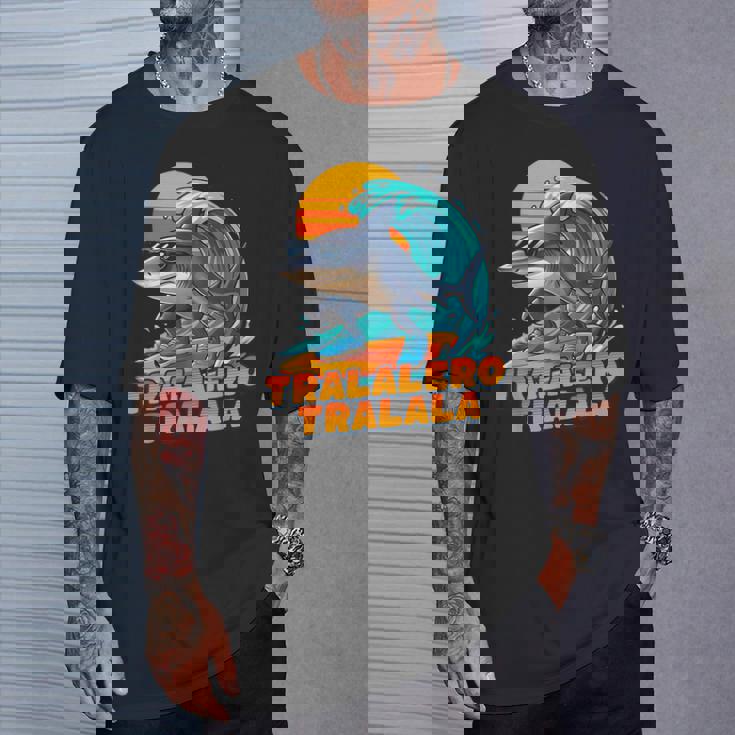 サーフィン トララレロ トラララ イタリアンブレインロットミーム Tシャツ 彼への贈り物