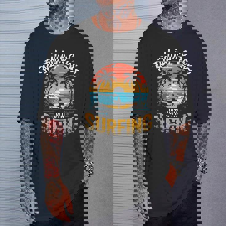 サーフィンサーフボードが大好き。メンズサーフボーダー用。 Tシャツ 彼への贈り物