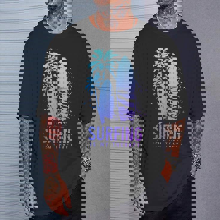 サーフィンセラピー ヴィンテージ サーフボード ヤシの木 ビーチサーファー Tシャツ 彼への贈り物