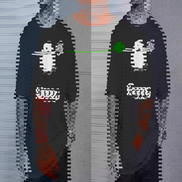 シマエナガ『四つ葉のクローバー』白い鳥【どうぶつフレンズ】動物 ゆるくて かわいい キャラクター イラスト Tシャツ 彼への贈り物