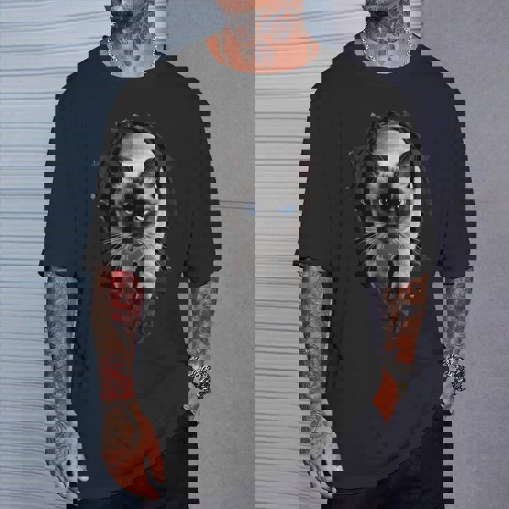 シャム猫が破れた布を突き破り、猫好きに最適です。 Tシャツ 彼への贈り物