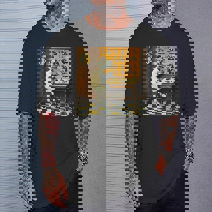 シュールレアリスト絵画 チェスをする猫とサルバドール・ダリ Tシャツ 彼への贈り物