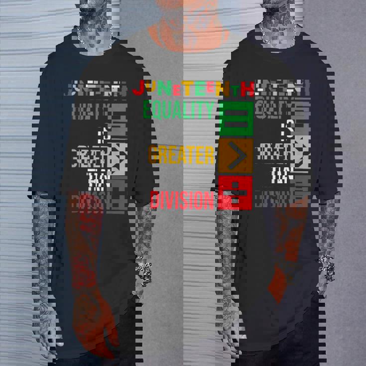 ジューンティーンスの平等は分裂よりも大きい Tシャツ 彼への贈り物