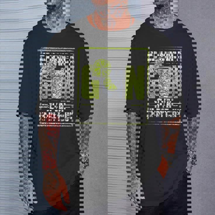 ジンを飲んでるんだ。 恋人 ドリンク ジンズ アルコール ジン Tシャツ 彼への贈り物