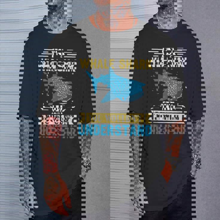 ジンベイザメのことは理解できないジンベイザメです。 Tシャツ 彼への贈り物