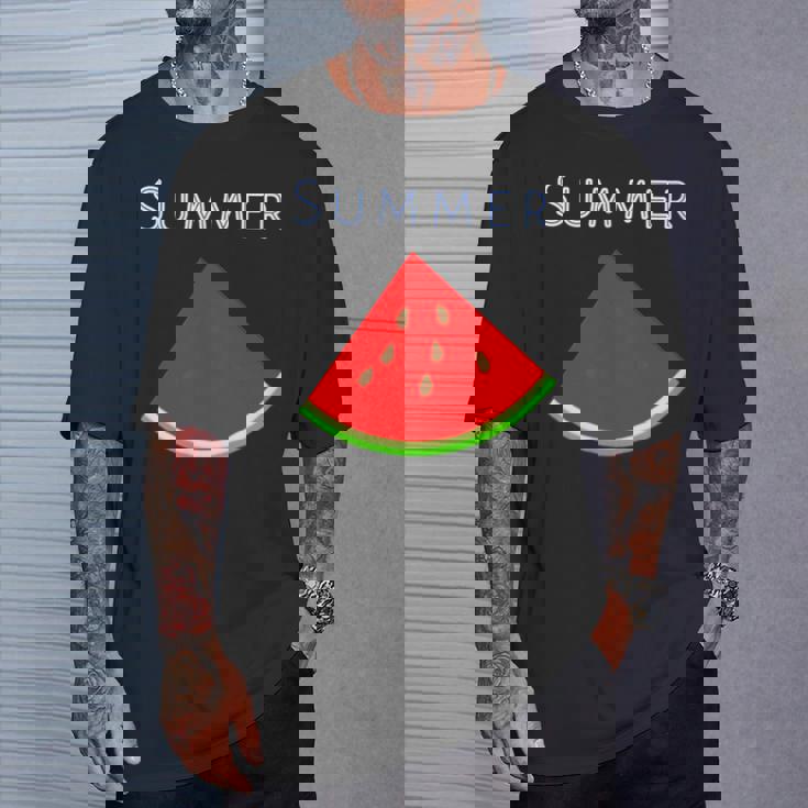 スイカ 1ピース・夏【 サマータイム 】リゾート・夏 大好き／面白 イラスト Tシャツ 彼への贈り物