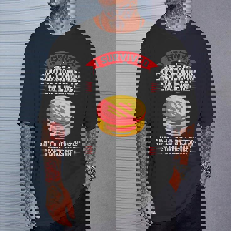 スウェーデンのシュールストレミング・チャレンジを生き延びた Tシャツ 彼への贈り物