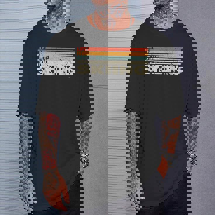 スキースノースキーヤーとレトロなスノウスキーで人生はより良い。 Tシャツ 彼への贈り物