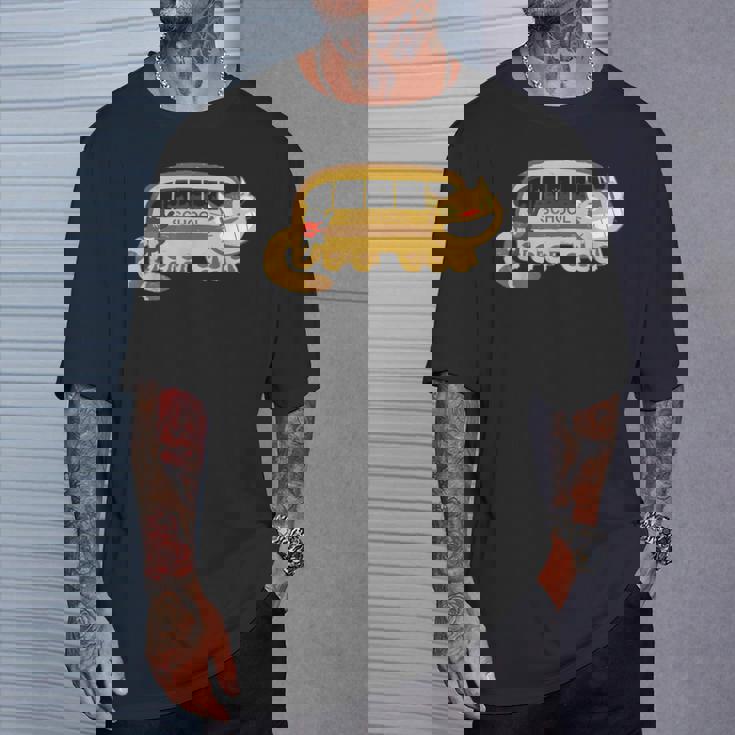 スクールキャットバスに向かうキャットバスの猫たち Tシャツ 彼への贈り物