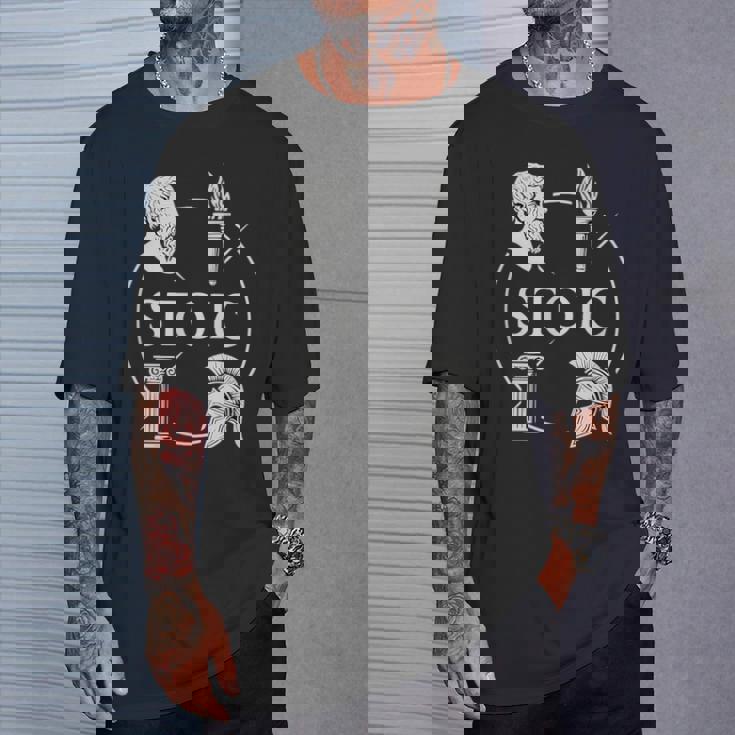 ストイックな美徳 – 知恵の勇気 正義 自己習得のシンボル Tシャツ 彼への贈り物