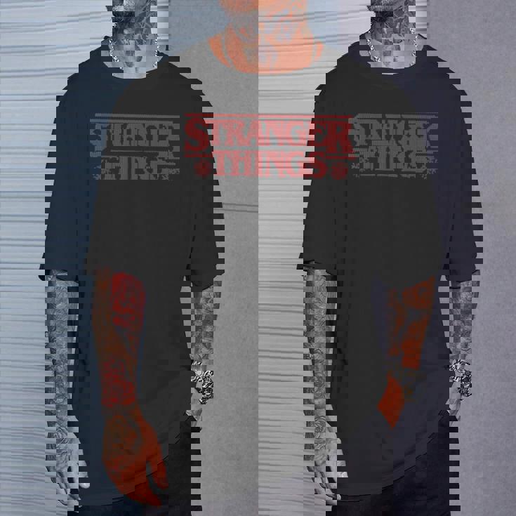 ストレンジャー・シングス クリスマスロゴ アグリークリスマス スノーフレーク柄 Tシャツ 彼への贈り物