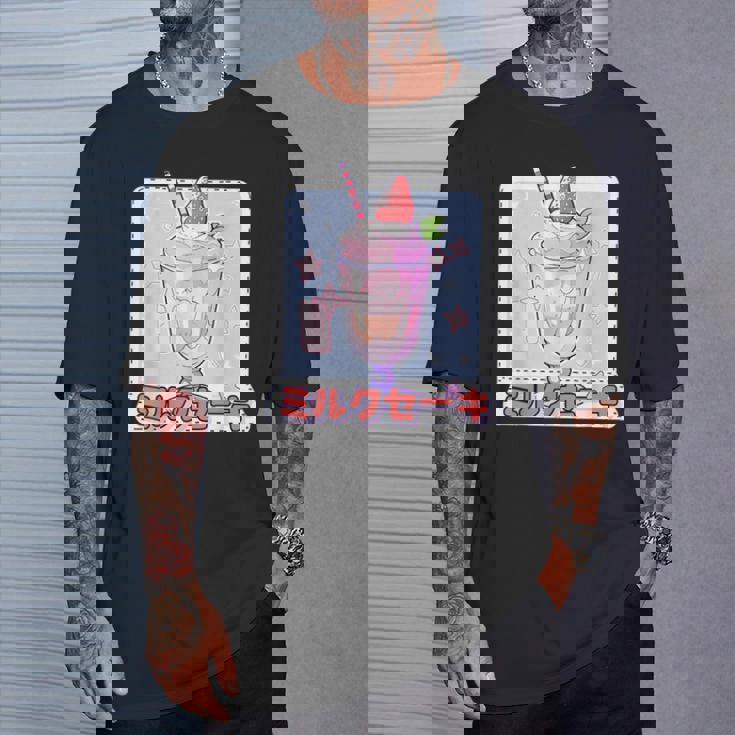 ストロベリー ミルクセーキ レトロ 90年代 2000年代 かわいい アニメ 美学 Tシャツ 彼への贈り物