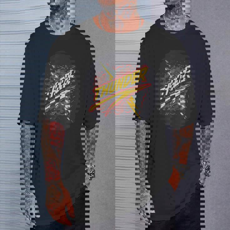 ストームファンのためのクールなサンダーステートメント衣装。 Tシャツ 彼への贈り物