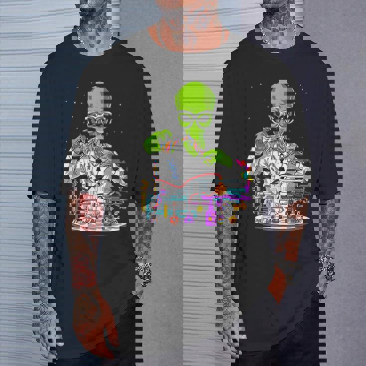 スペースエイリアンケミストリーティーチャーサイエンティストケミストサイエンススクール面白いエイリアン Tシャツ 彼への贈り物