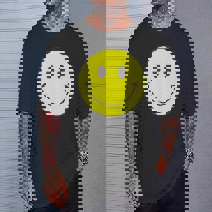 スマイル フェイス 笑顔（ベーシック）【スマイリー】ニコニコ 絵文字 黄色 ポップ かわいい イラスト Tシャツ 彼への贈り物