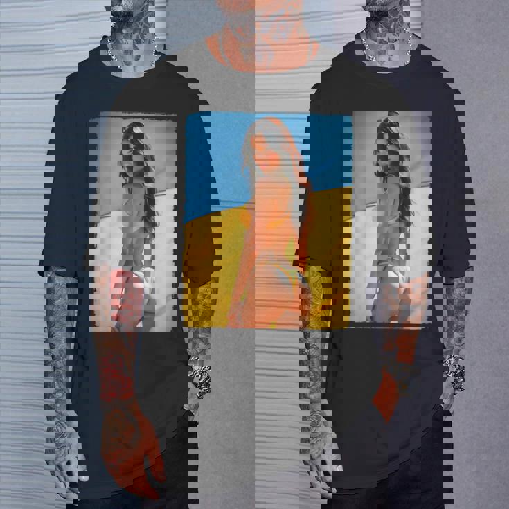 セクシーガールグラフィックtシャツ 「モダンピンナップガール&ウクライナ国旗」 Tシャツ 彼への贈り物