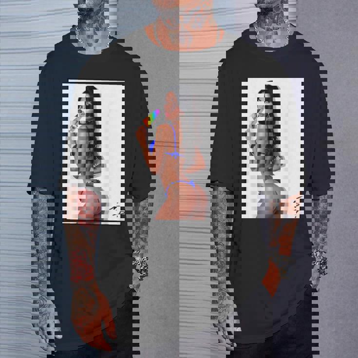 セクシーガールグラフィックtシャツ アイスポップのセクシーなラティーナブーティーガール。 Tシャツ 彼への贈り物