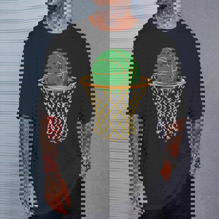 セントパトリックバスケットボールグリーンシャムロックバスケットボール Tシャツ 彼への贈り物