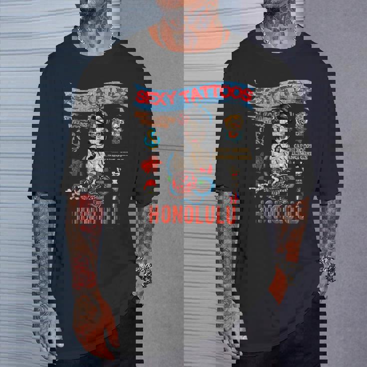 セーラー向けのタトゥーとセクシーガール。 Tシャツ 彼への贈り物