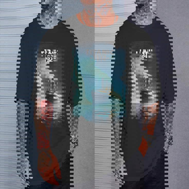 タイタニック号沈没船が1912年に氷山を襲った記念品 Tシャツ 彼への贈り物