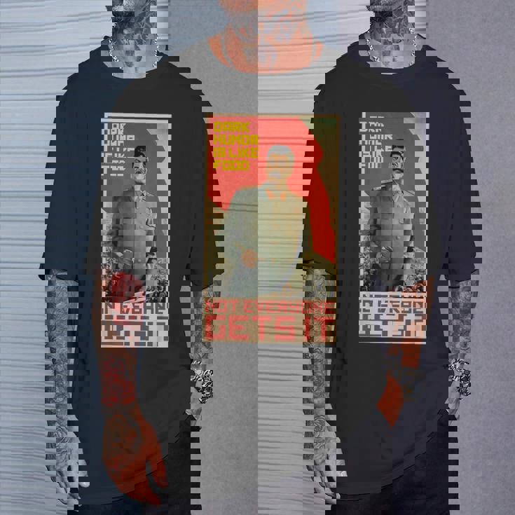 ダークユーモアは食べ物のようです スターリン・ソビエト共産主義のプロパガンダ Tシャツ 彼への贈り物