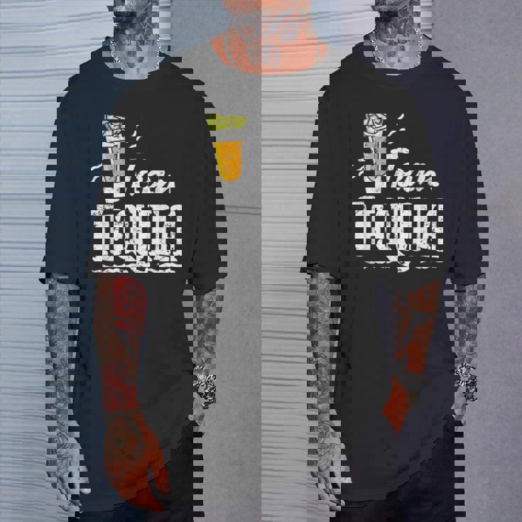 チーム・テキーラ・アイ・メキシカン・バー・アルコール・テキーラ・パーティー Tシャツ 彼への贈り物