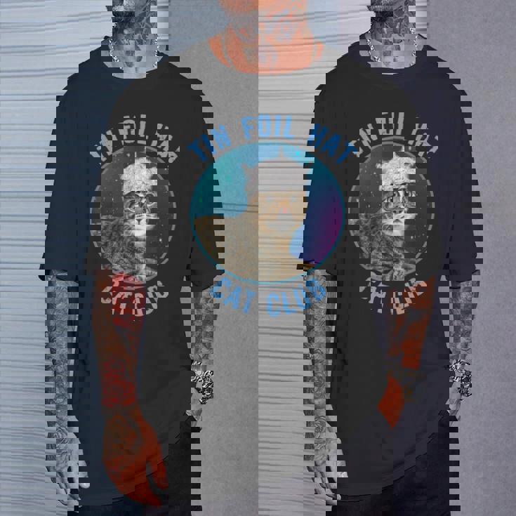 ティンホイルハットキャットクラブ陰謀論おかしい Tシャツ 彼への贈り物