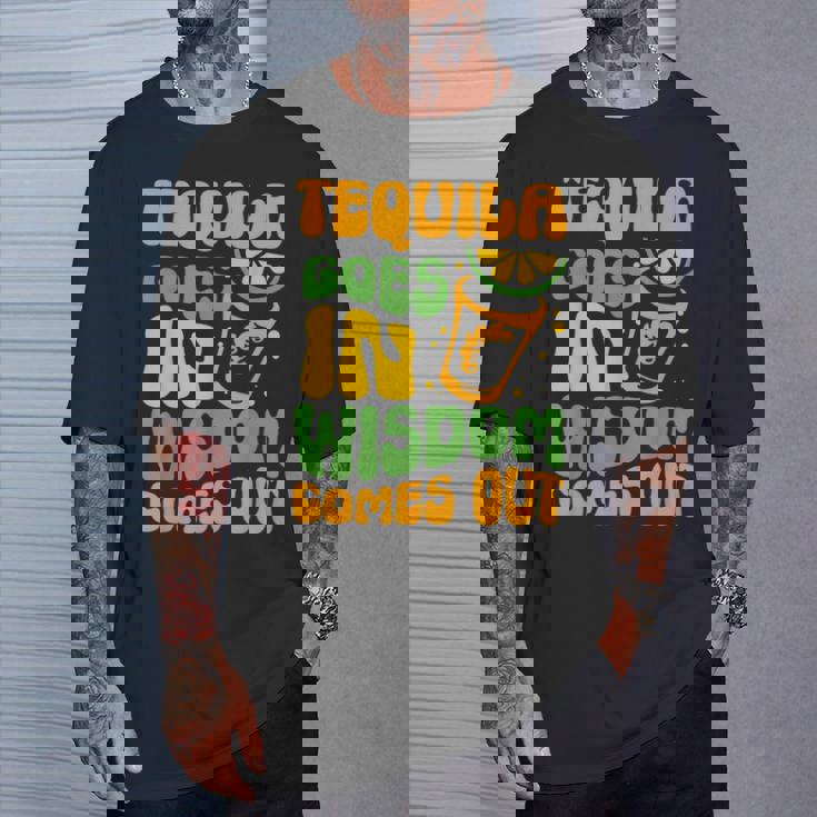 テキーラが知恵を生む 酒飲み ドリンク 飲酒 テキーラ Tシャツ 彼への贈り物