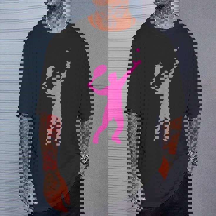 テニスにおけるエレガンスとパワー Tシャツ 彼への贈り物