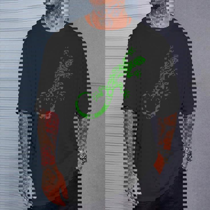 トカゲ グリーン トライバル パターン ペット ヤモリ アニマル Tシャツ 彼への贈り物