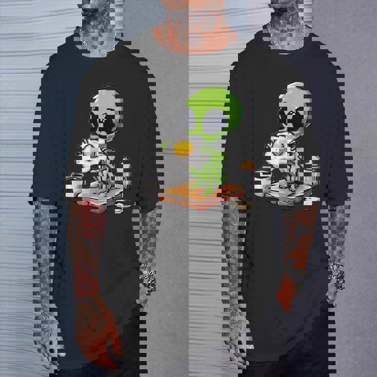 トーストに目玉焼きを食べるエイリアン Tシャツ 彼への贈り物