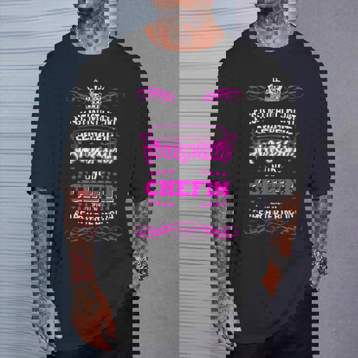 ドイツ語のテキスト「Gleichzeitig Prinzessin Chefin」と書かれた最高のシェフィンの言葉 Tシャツ 彼への贈り物