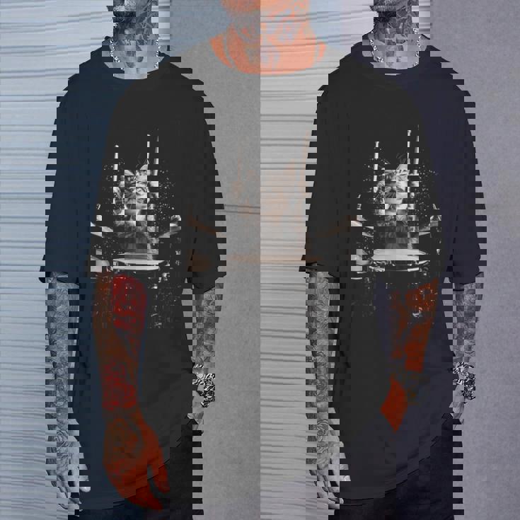 ドラムを叩く猫 面白い猫 ドラマー メンズ 半袖 おもしろ Tシャツ 彼への贈り物