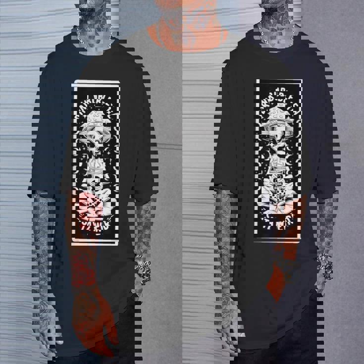 ドリンクタピオカティーステイウィアードエイリアン Tシャツ 彼への贈り物