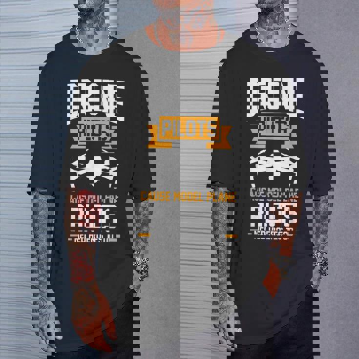 ドローンパイロットはモデル飛行機のパイロットのドローンを引き起こす Tシャツ 彼への贈り物