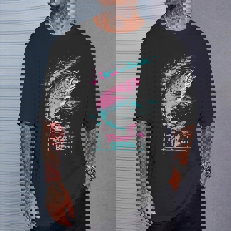 ニジマスのフライフィッシング・グラフィック トラウト・クイーン Tシャツ 彼への贈り物