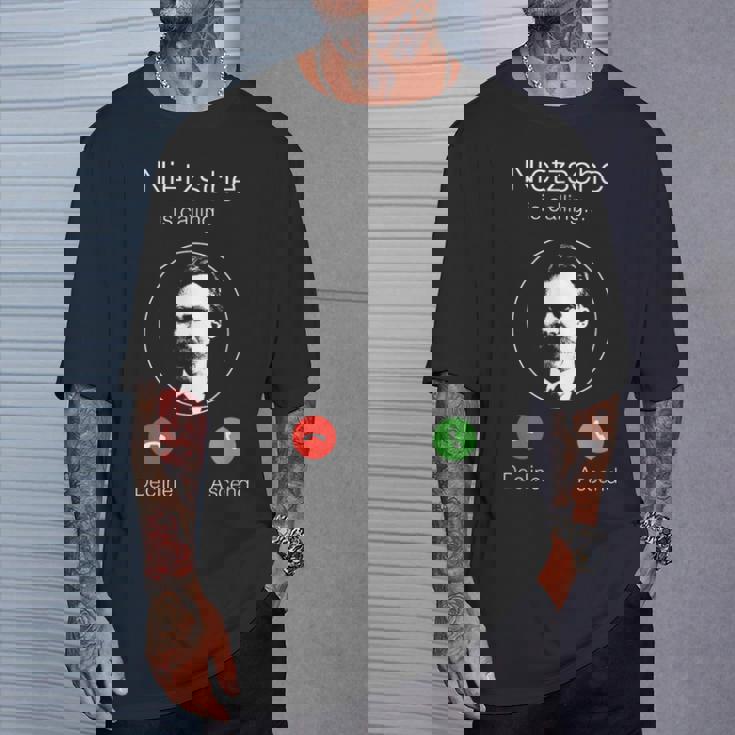 ニーチェが呼んでいる-ニヒリズム哲学 Tシャツ 彼への贈り物