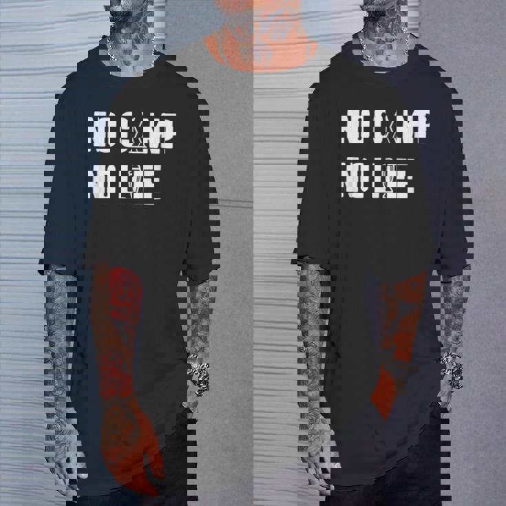 ノーキャンプノーライフ キャンプ好き アウトドア好き アウトドア趣味 クール キャンプ テント Tシャツ 彼への贈り物