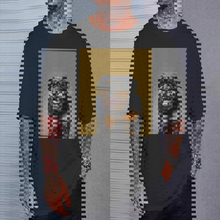 ハッピーロットワイラー犬自撮りポートレート Tシャツ 彼への贈り物