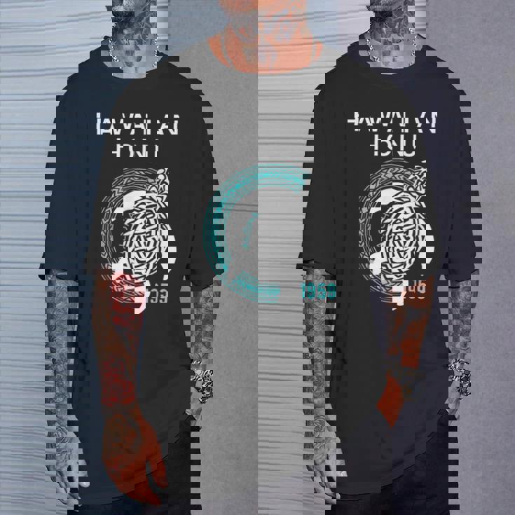 ハワイアン ホヌ ポリネシア トライバル ウミガメ ハワイ エスト 1959 Tシャツ 彼への贈り物