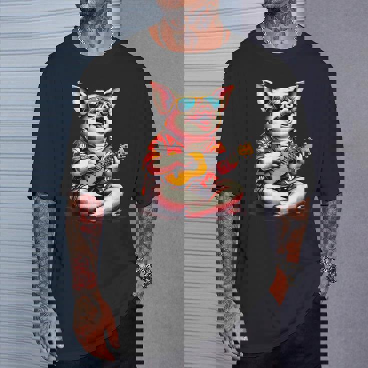 ハワイアンシャツを着たブタ、ウクレレ遊び。 Tシャツ 彼への贈り物