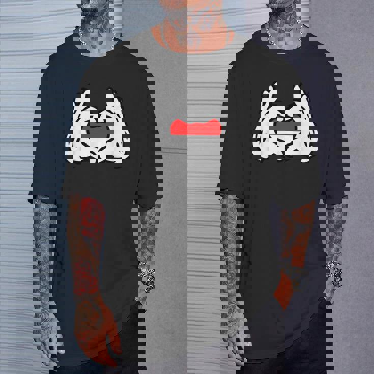 ハートを形作る漫画の手 インドネシア国旗 Tシャツ 彼への贈り物