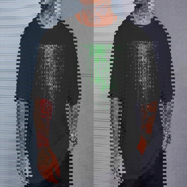 バイナリコードマトリックス グリーンデジタルサイバーパンク Tシャツ 彼への贈り物